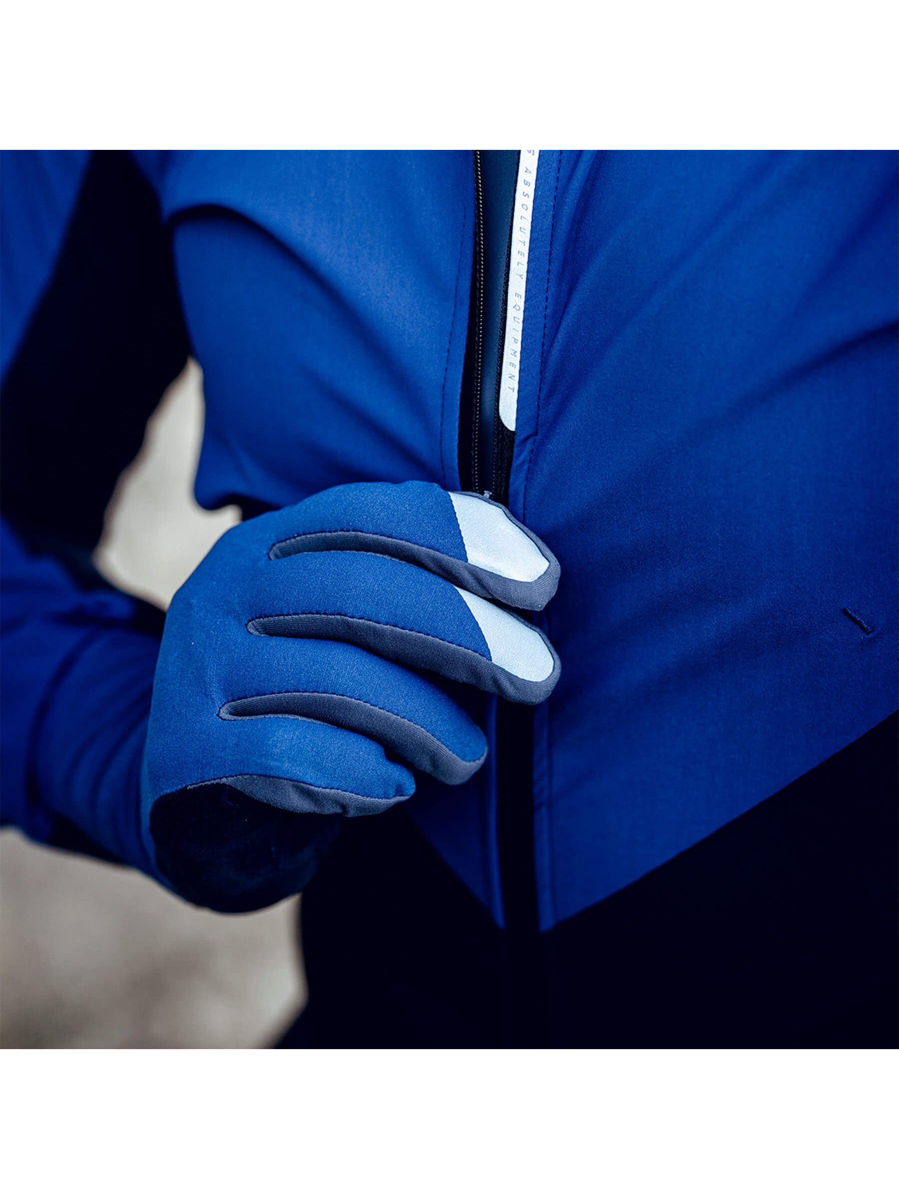 Close-up of Q36.5 Hybrid Que X dark blue cycling glove with DWR treatment for weather resistance.