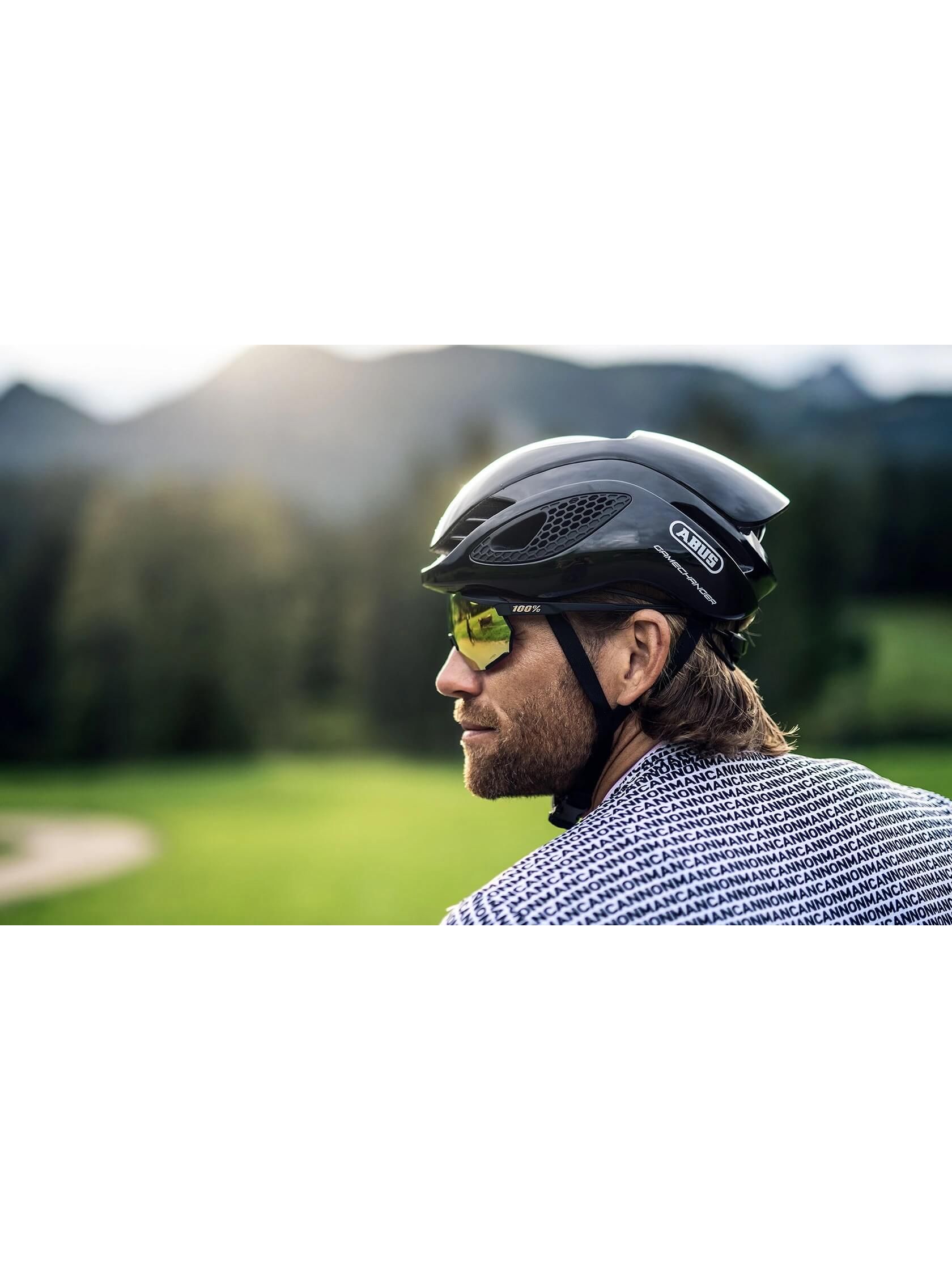 Black ABUS GameChanger helmet, forced air-cooling technology, Zoom Ace system, EPS shock absorption.