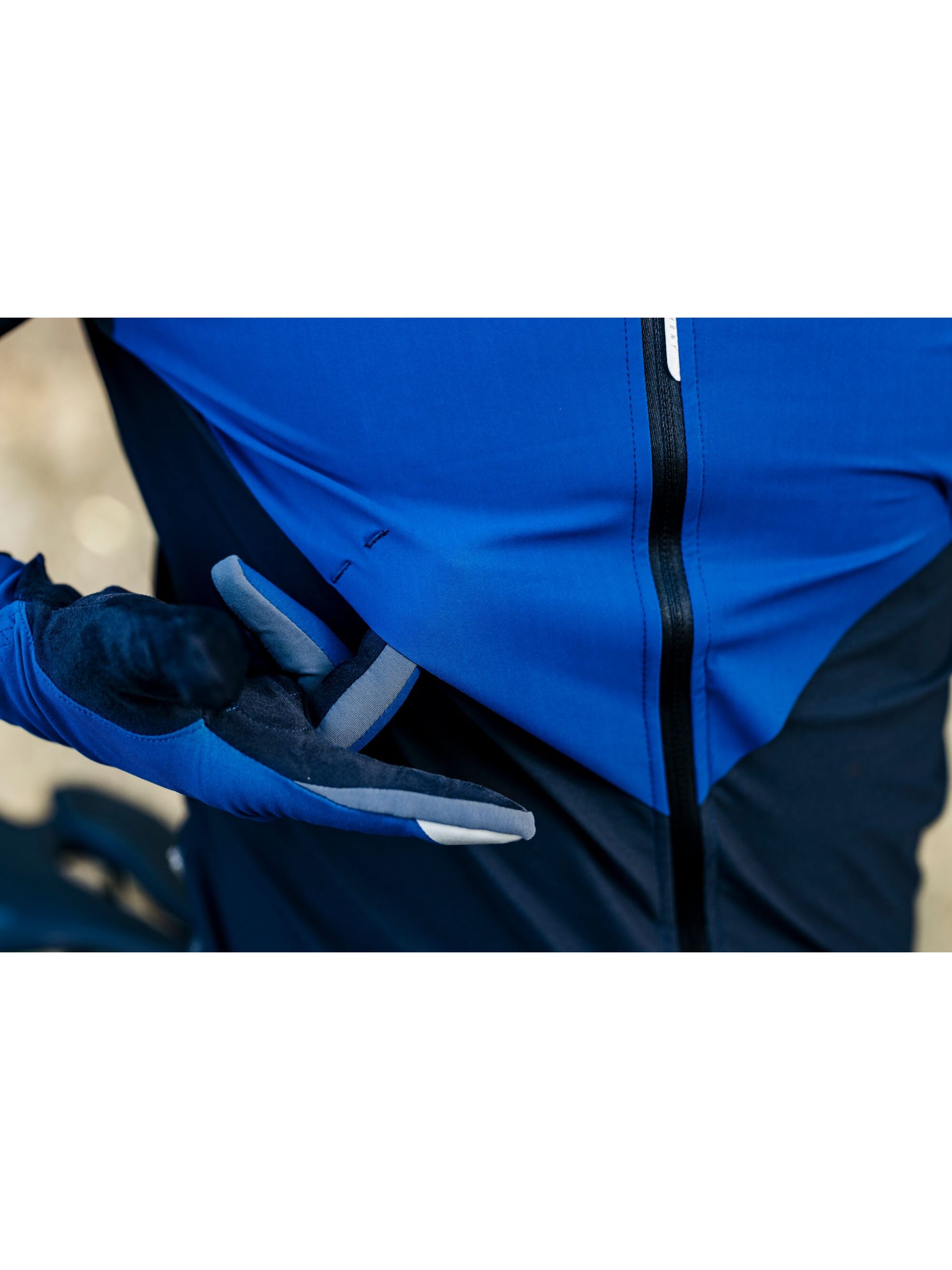 Close-up on the side ventilation of the black Q36.5 Bat Shell Jersey, revealing the Graphene Yarn Technology and body mapping for climate control.