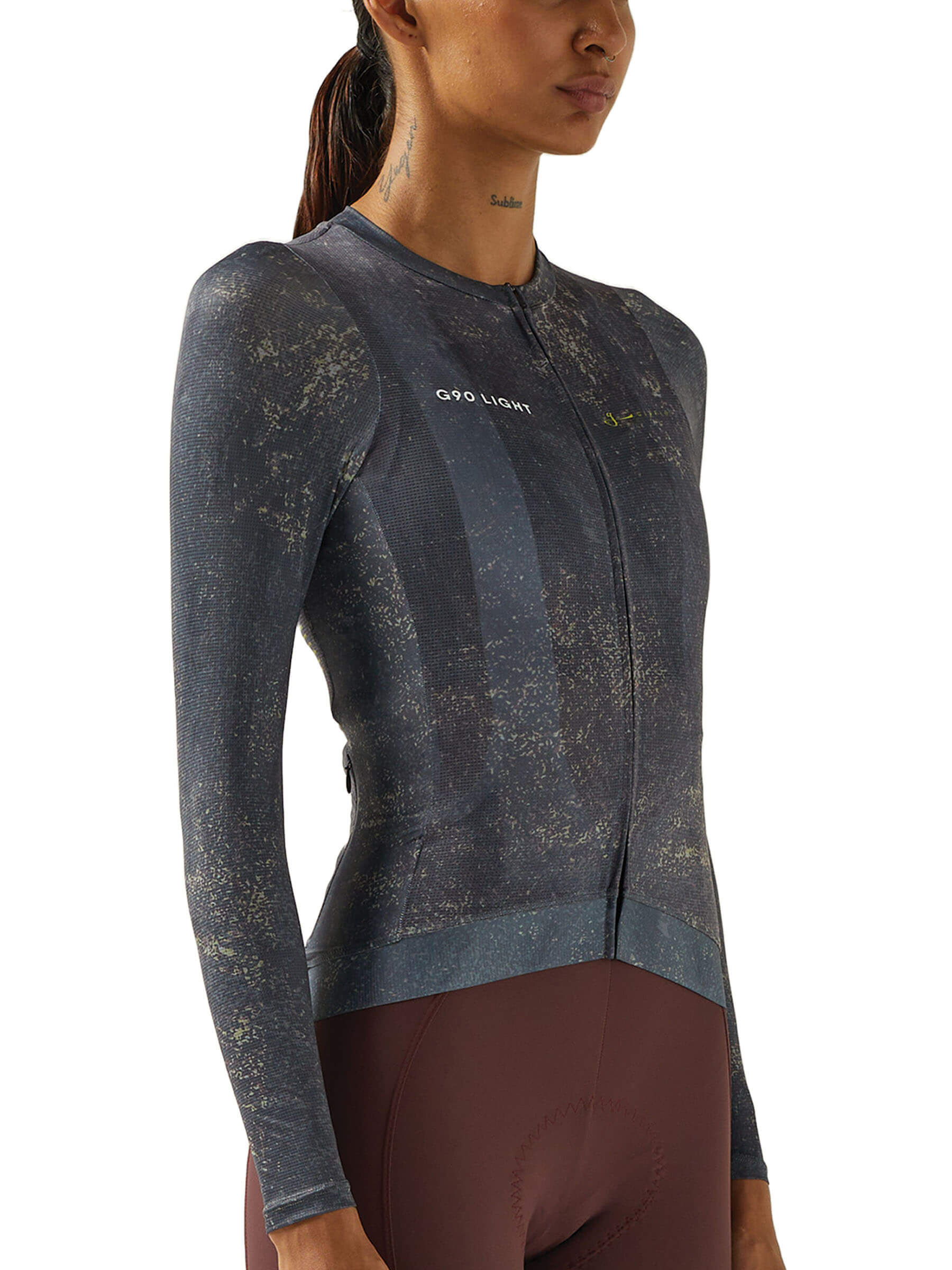 Woman in Givelo G90 jersey featuring a secure zip pocket, ideal for summer cycling.