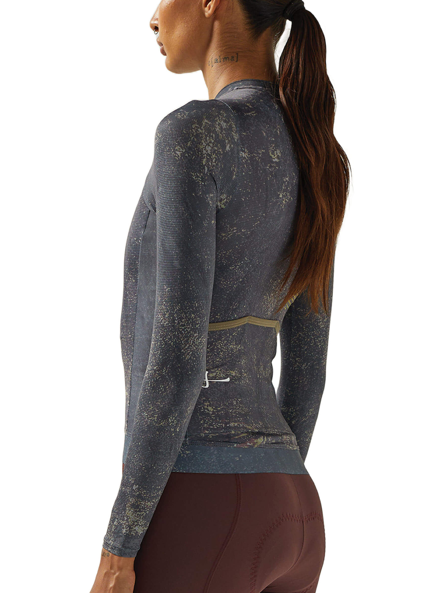 Woman in Givelo G90 jersey featuring a secure zip pocket, ideal for summer cycling.