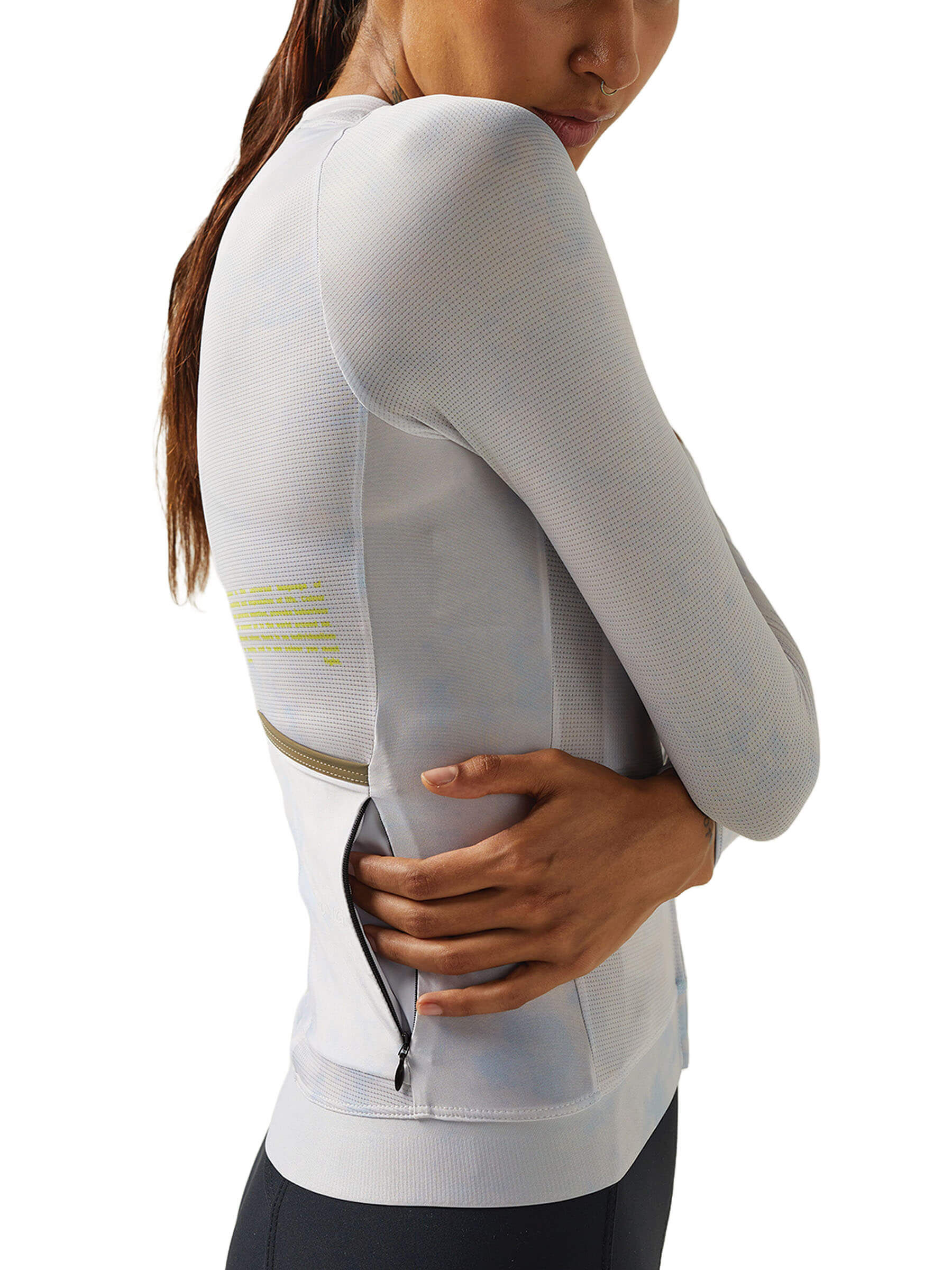 Woman in Givelo G90 jersey featuring a secure zip pocket, ideal for summer cycling.