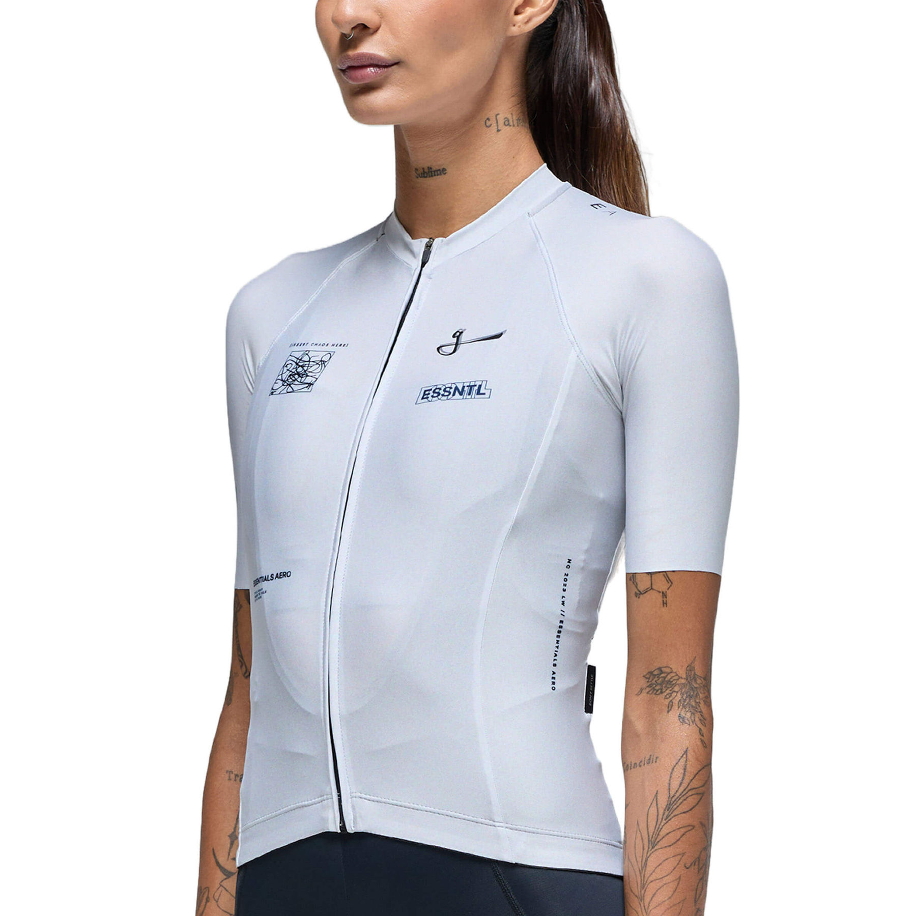 Female cyclist showcasing a Givelo chaos grey jersey, tailored for comfort with moisture-wicking and UV protection.