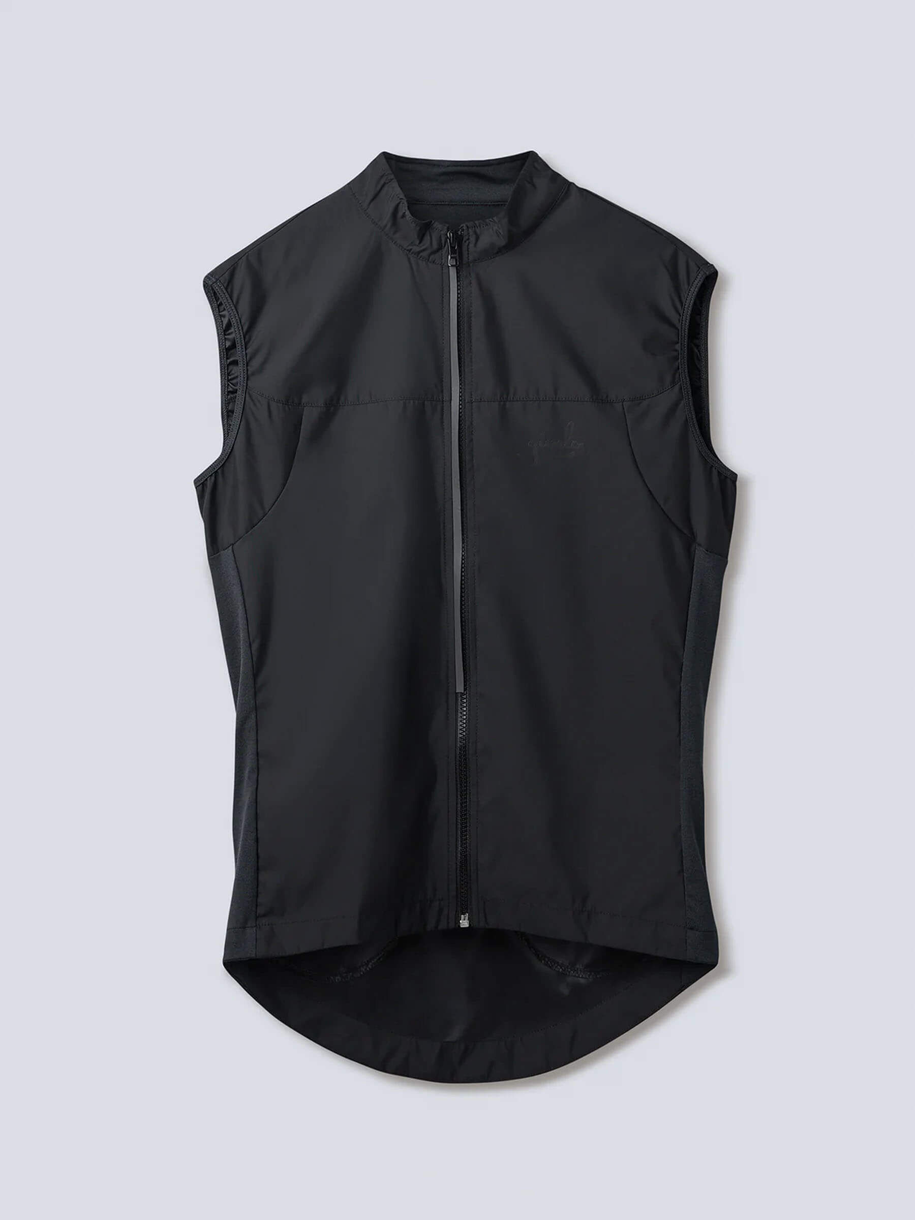 Cyclist in a black Givelo Quick-Free Gilet with innovative zipper technology for easy removal.