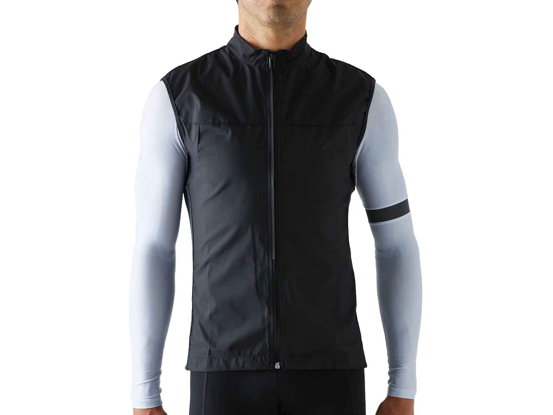 Cyclist in a black Givelo Quick-Free Gilet with innovative zipper technology for easy removal.