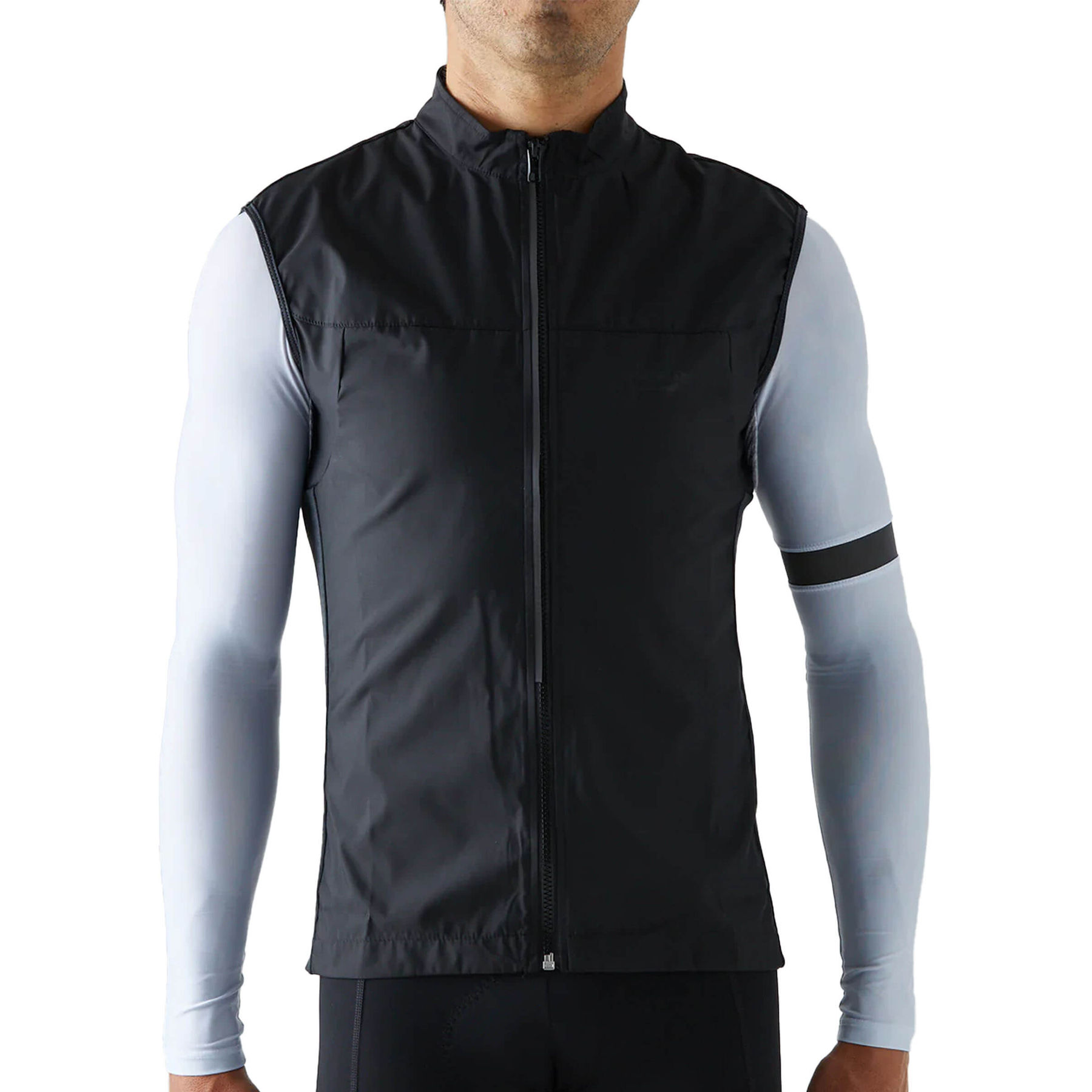 Cyclist in a black Givelo Quick-Free Gilet with innovative zipper technology for easy removal.