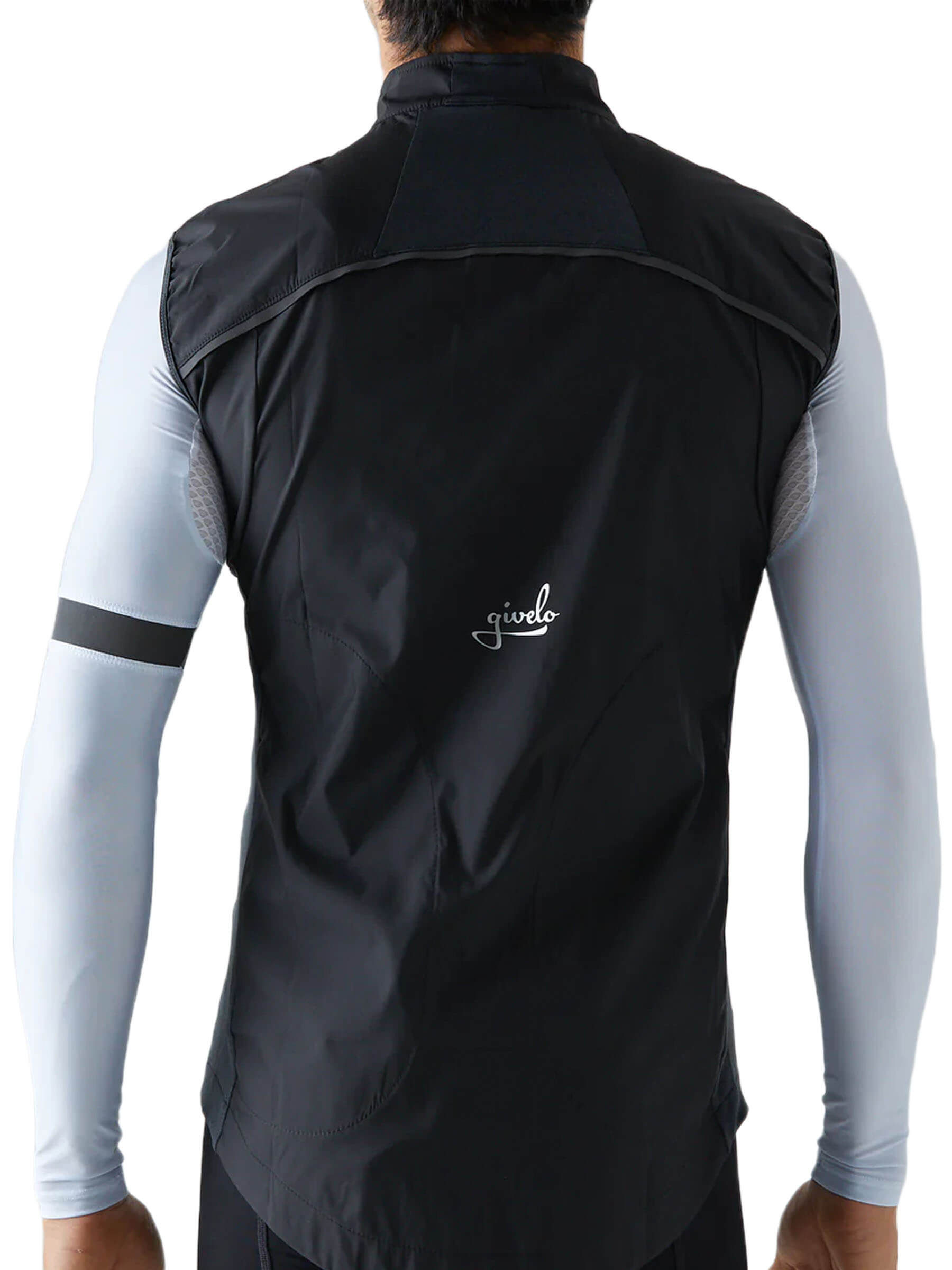 Cyclist in a black Givelo Quick-Free Gilet with innovative zipper technology for easy removal.